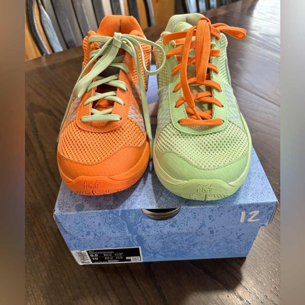 Nike Mens Orange & Light Green Mismatched Athletic Sneakers